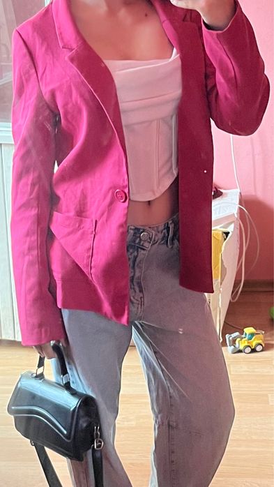 Стильний рожевий піджак