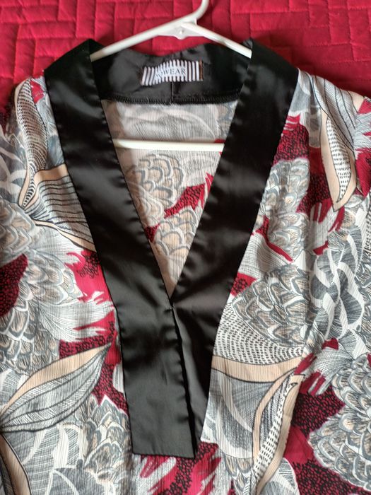 Túnica cinza, vermelho e preto