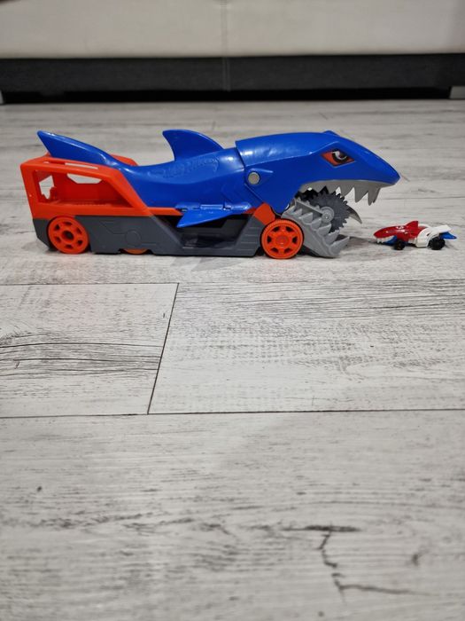 Hot Wheels rekin połykający autka