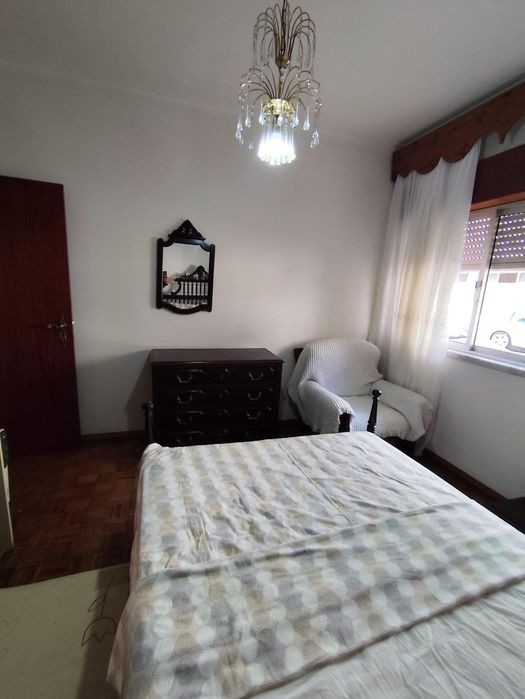 Quarto mobiliado com cama de casal