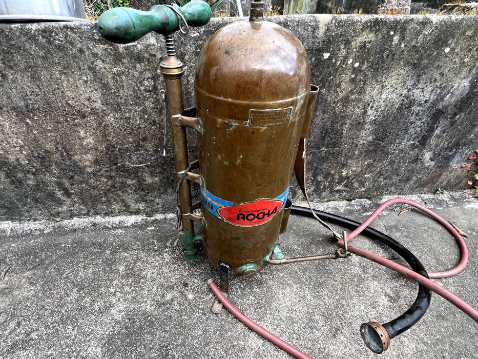 Máquina de sulfatar antiga em cobre