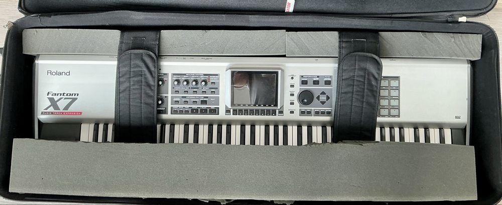 Roland Fantom X7 – Workstation Profissional | Extras Incluídos