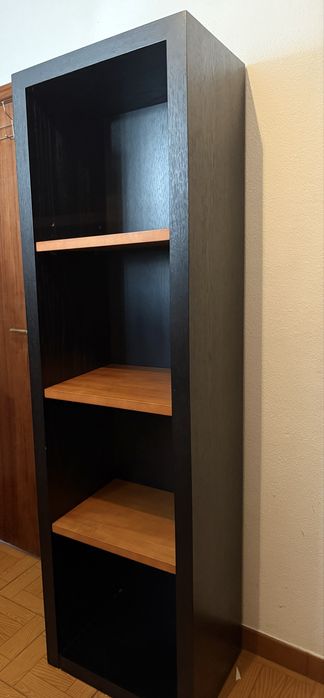 Estante com prateleiras