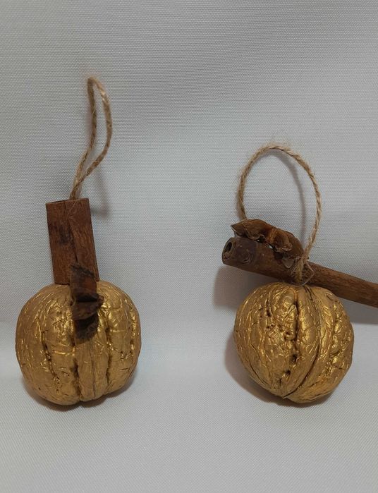 Горіхи золоті, декор на ялинку, прикраса новорічна, золоті горішки