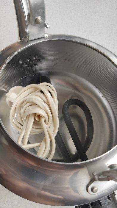 Продам практически новый и б/у электрочайник, кипятильник.