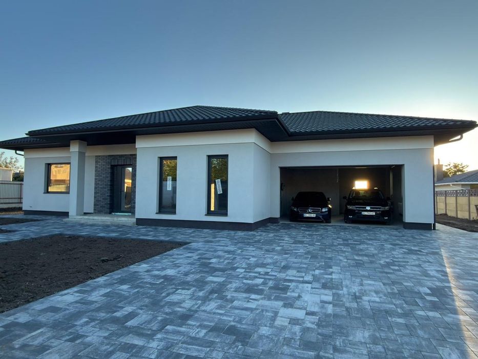 Продам будинок з гаражем на два авто  в селі Боратин