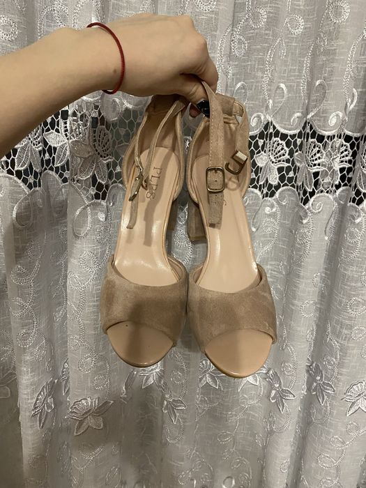 Бежеві замшеві босоніжки на каблукові