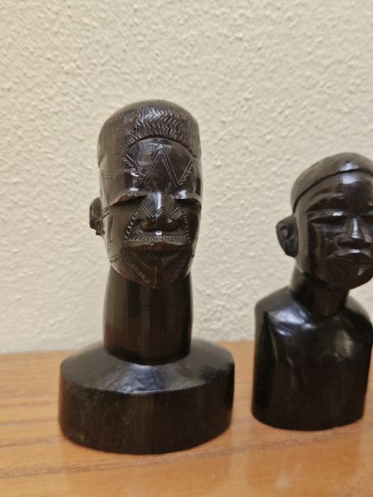 Estatuetas africanas em pau preto