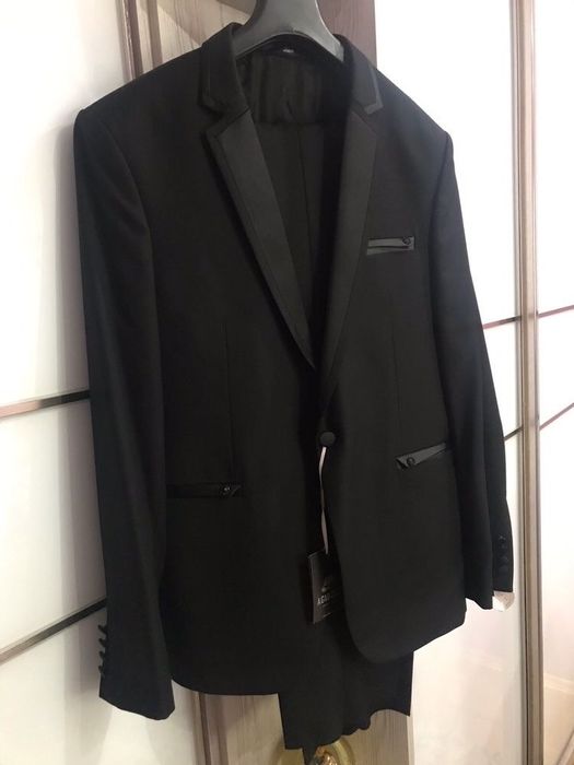 Новий чоловічий костюм смокінг.