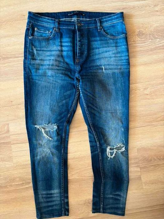 Spodnie jeans z dziurami 34
Spodnie jeans z dziurami 34