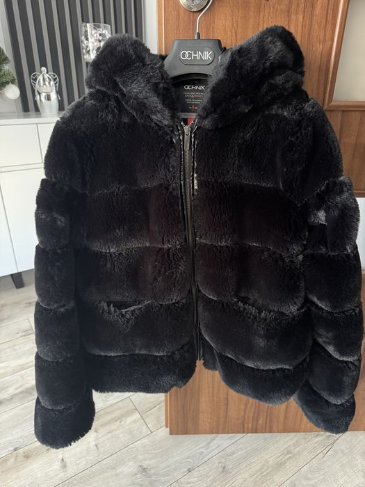 Czarne futerko ochnik