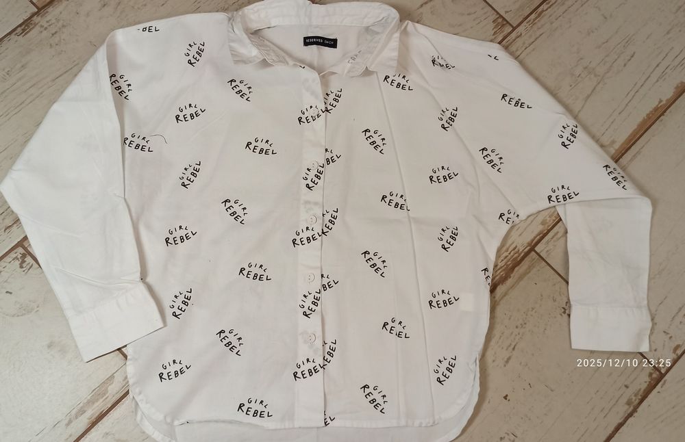 Biała koszula 134 napisy Reserved bdb dziewczynka