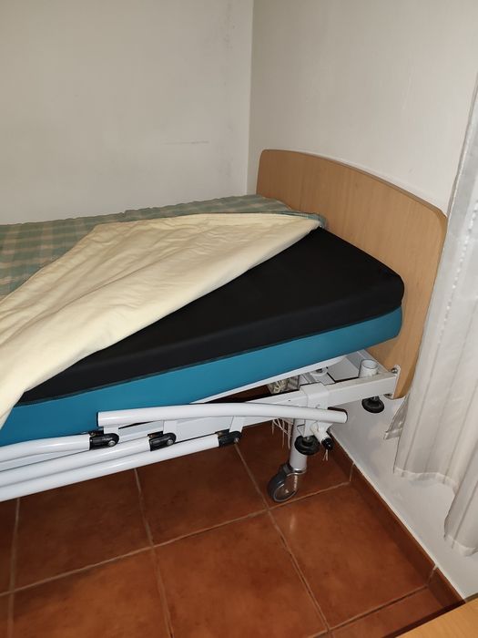 Cama articulada com colchão antiescaras