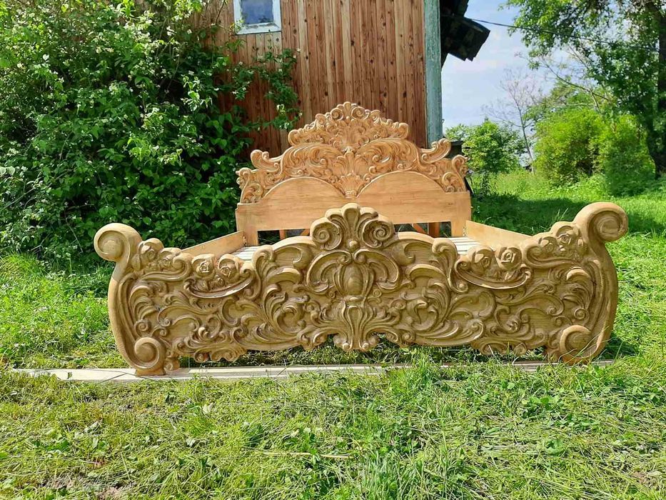 Продається  різьблене ліжко,тумбочки,комод  з масиву дерева,дуба.