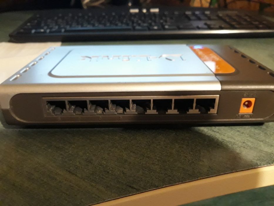 Коммутатор свитч роутер на 8 портов D-Link DES-1008D с блоком питания