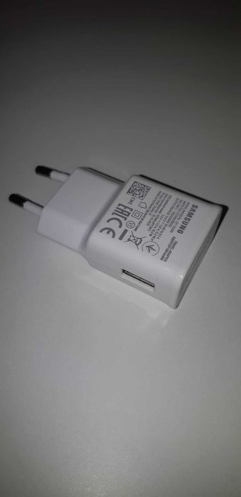 Cinco carregadores e dois cabos USB-C