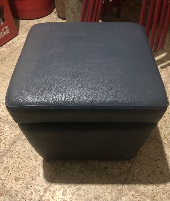 Puff azul escuro de pele