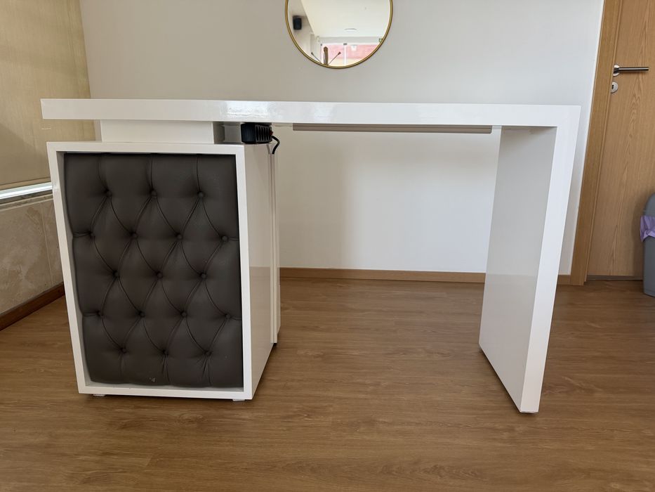 Mesa de manicure, valor negociável