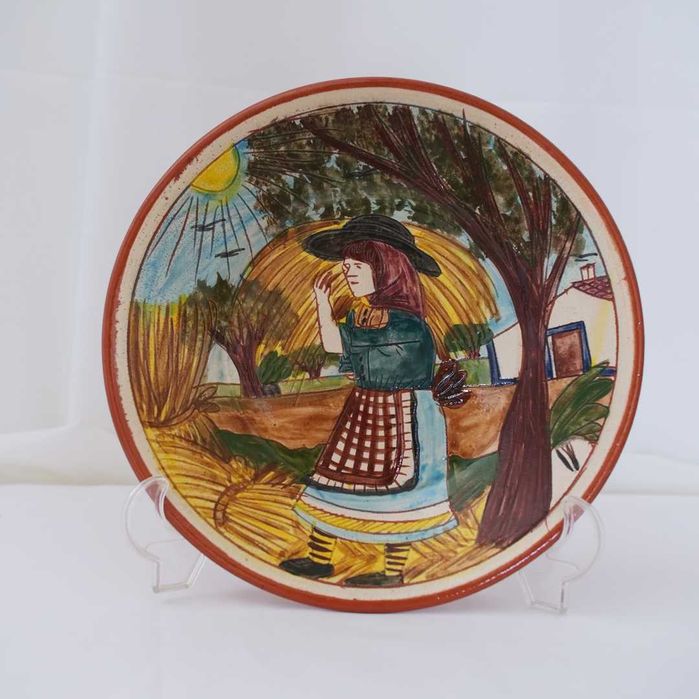 Prato em barro decorado com motivos alentejanos