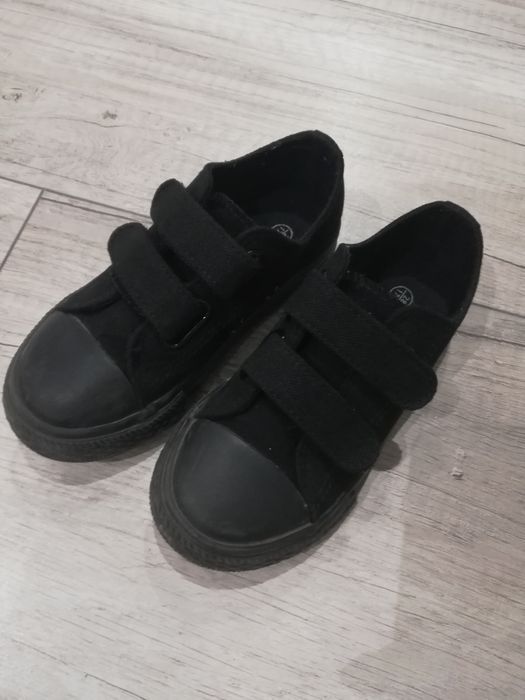 Sprzedam garnitur dresowy dla chłopca + czarne trampki na rzep