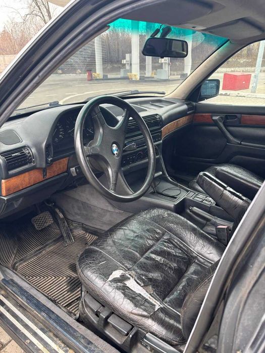 Продам БМВ е32 легенда