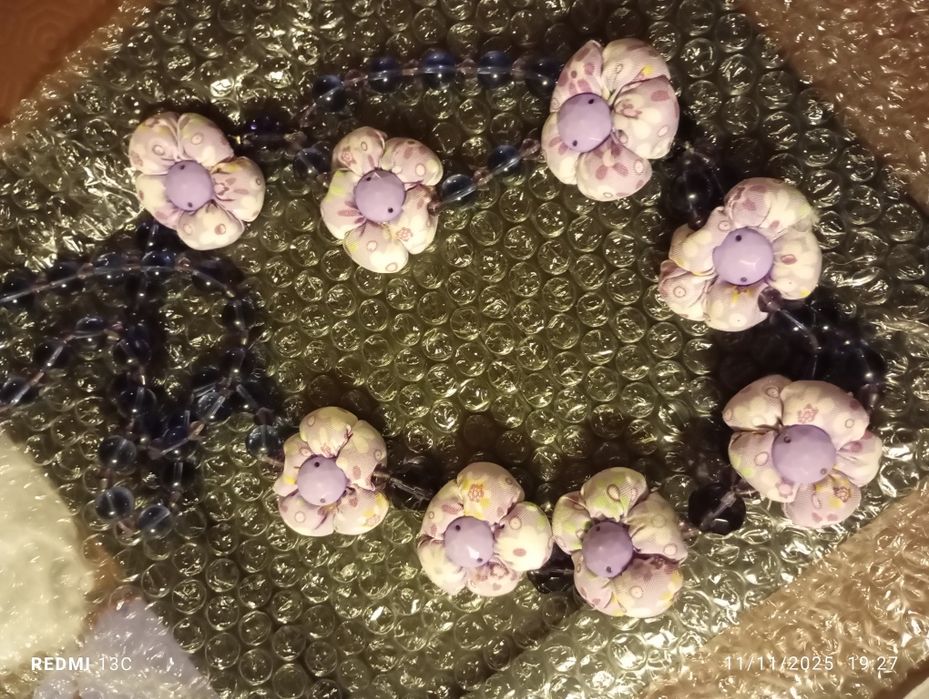 Colar lilás com contas e flores