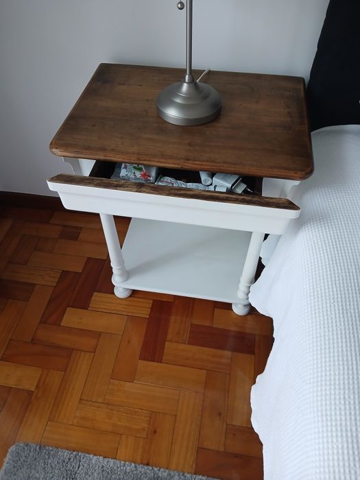 2  mesinhas de cabeceira.