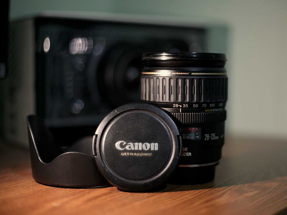 Obiektyw uniwersalny Canon EF 28–135 mm f/3.5–5.6 IS USM + tulipan