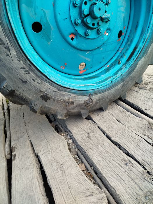 Продам трактор ЮМЗ-6 в хорошем состоянии, есть плуг, культиватор, 2ПТС