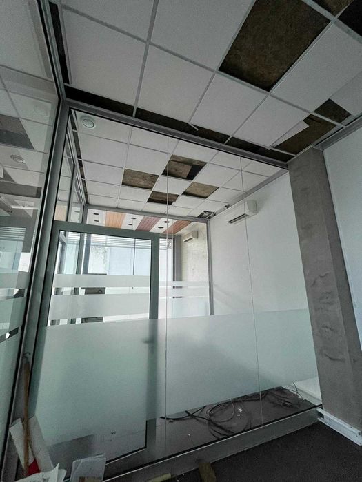 Divisórias em Alumínio natural e vidros 6 gabinetes