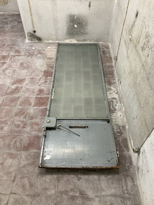 Porta de rua em ferro com fechadura e grade protecao