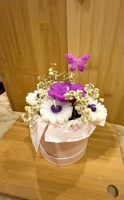 Vasos de flores em vela