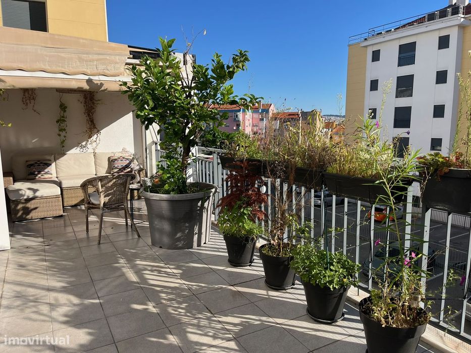 T2 com terraço de 65m2, box e arrecadação - Atalaia, Amadora