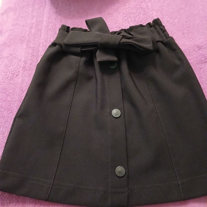 Чорна спідничка.