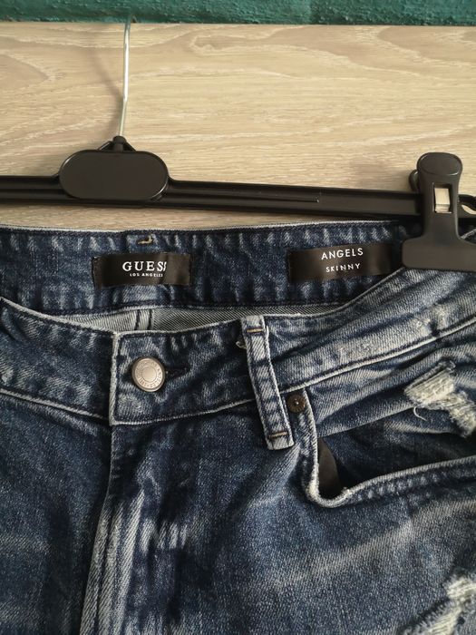 Jeansy z przetarciami GUESS