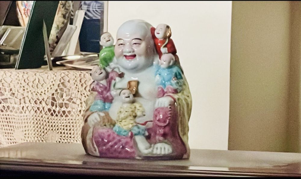 Buda antigo oriental em porcelana