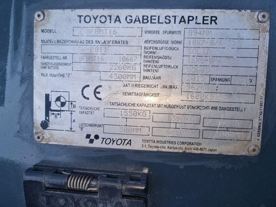 Wózek widłowy Toyota elektryczny.