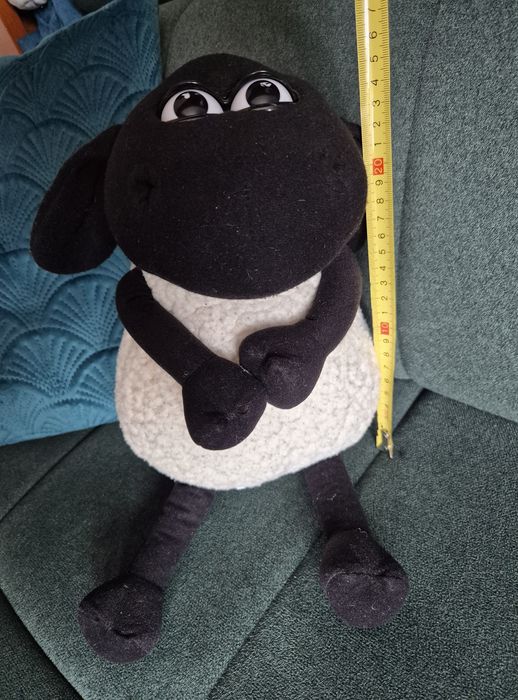 Owca, baranek Shaun (wysokość ok. 37 cm).