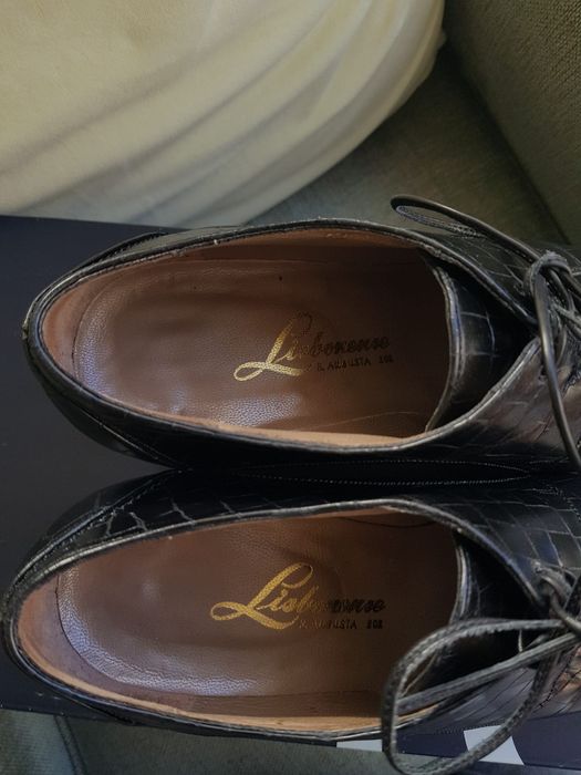 Sapatos pretos com atacadores