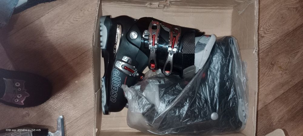 Гірські жіночі черевика , дві  пари 38 р,41 р.