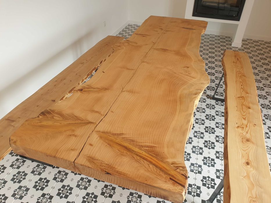 Mesa em madeira maciça rústica,borda o vivo.Rustic solid wood table