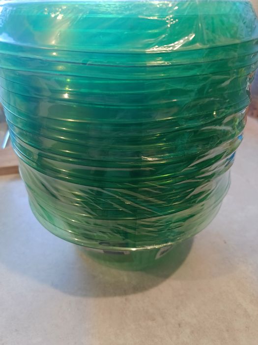 Plastikowe osłonki na sałatę w ziemi