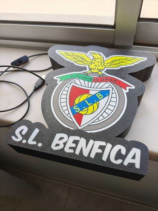 Candeeiro LED inspirado no SL Benfica, perfeito para dar um toque único ao teu quarto, escritório ou espaço gaming.