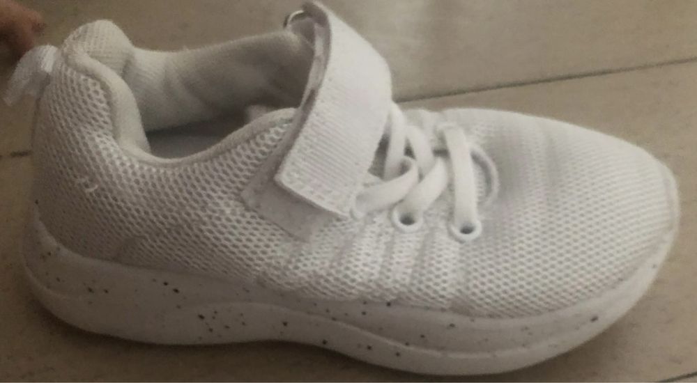 Ténis, tamanho 26. Portes incluídos!