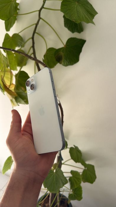 Vendo iPhone 15 Plus na cor azul, com um design elegante.