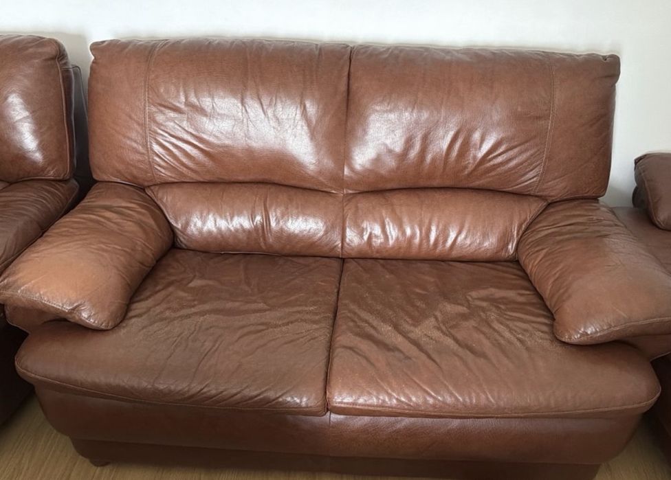Vendo sofas em pele 1 de dois lugares e 2 de um lugar