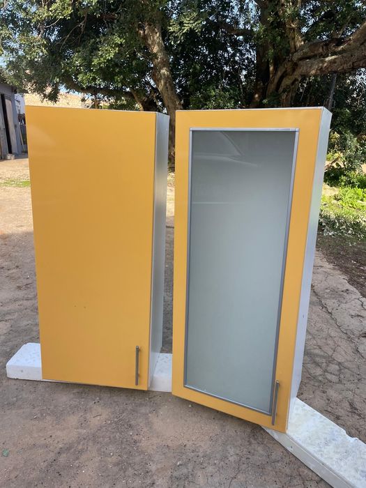 Armários de cozinha / multiusos em bom estado
2 Armários de cozinha /
