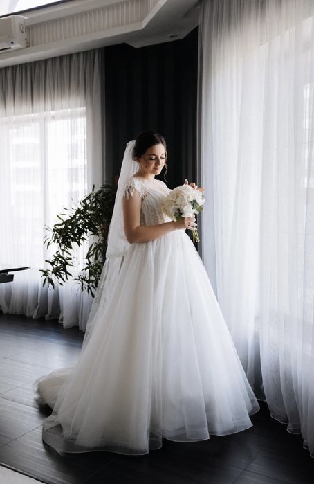 Весільна сукня.