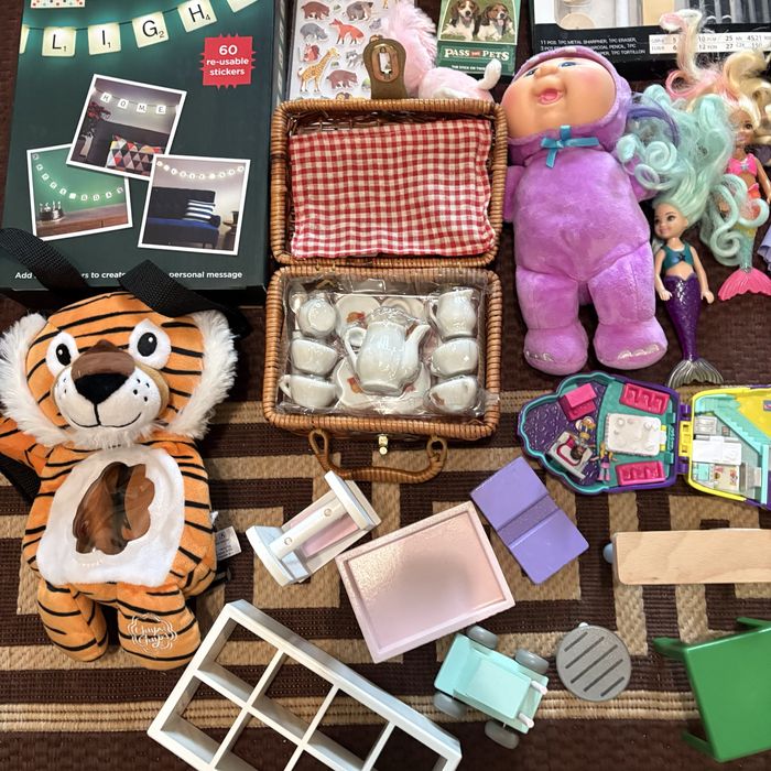 набор разнообразных игрушек