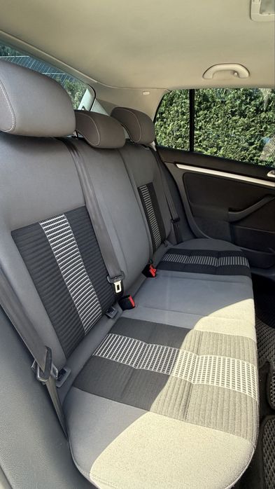 Продаю Volkswagen Golf 1.4 TSI з механічною коробкою передач та турбованим бензиновим двигуном.